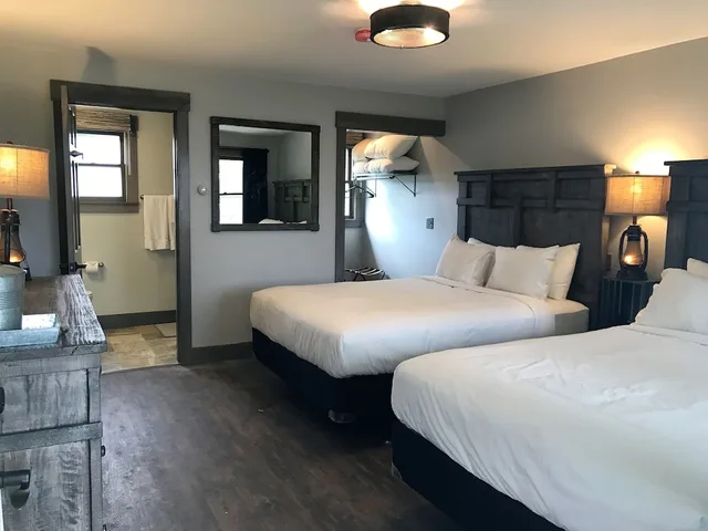 Lodge, 2 Queen Beds، Lake Bomoseen Lodge 2/3