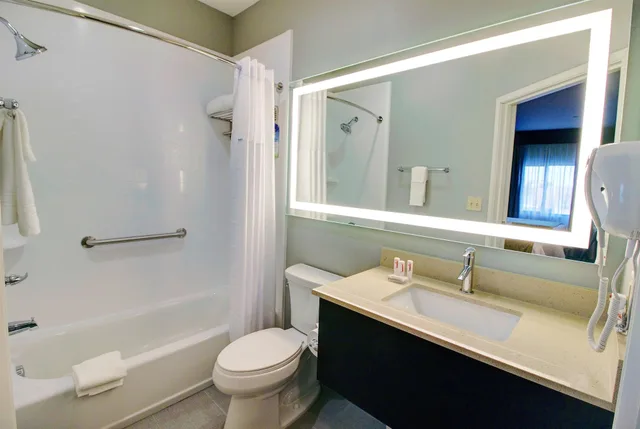 Room, 2 Queen Beds, Accessible, Days Inn & Suites by Wyndham Port Arthur 4/4