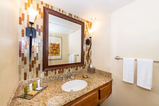 ambassador 1 king bed agave suite 1.5 bath، Hilton Phoenix Resort at the Peak 3/4