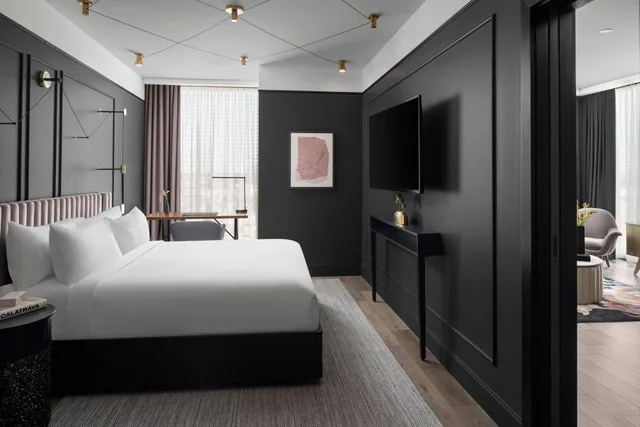 1 Bedroom, Spa, Executive, Suite, King Bed, High Floor، Renaissance Milwaukee West Hotel 2/5