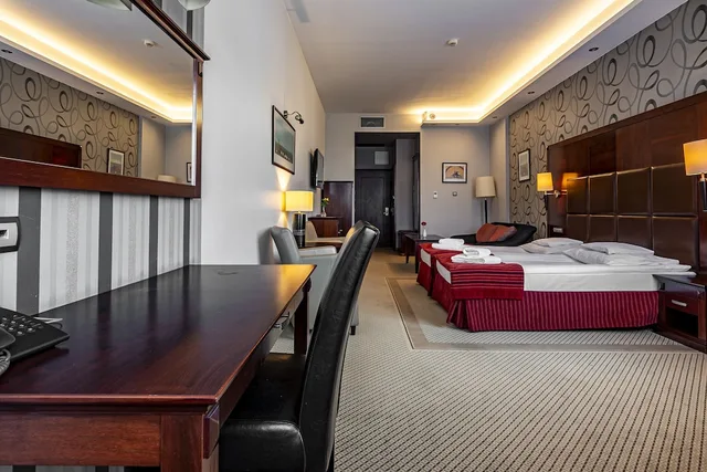 غرفة ديلوكس ثلاثية بغرفة نوم واحدة، Galicja Hotel 1/2