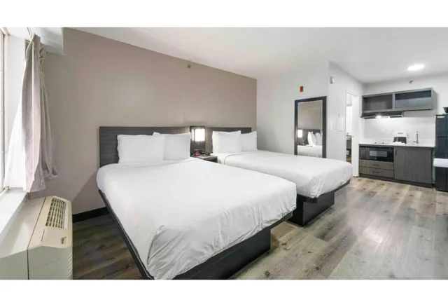 2 Queen Beds - ADA/Roll-In Shower، Studio 6 Extended Stay - Tucker, GA - Atlanta Northlake 2/4