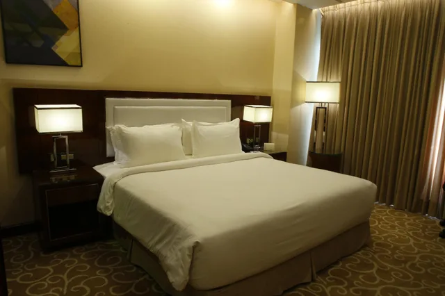 Premier, King Bed, Royal Swiss Lahore 3/4