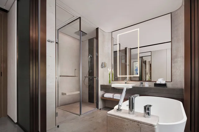 Club, King Bed, Yancheng Marriott Hotel 2/2