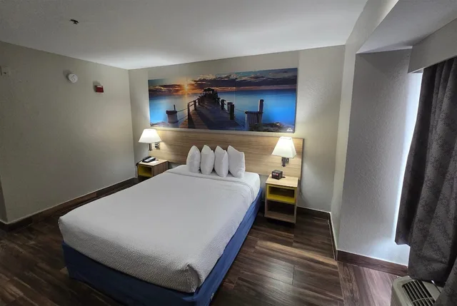 Room, Queen Bed, Days Inn And Suites By Wyndham Tampa Raymond James Stadium 7/10