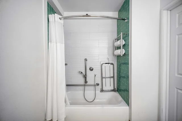 Boulevard, 2 Queen Beds, City View, Accessible، The Kinney Venice Beach 4/4