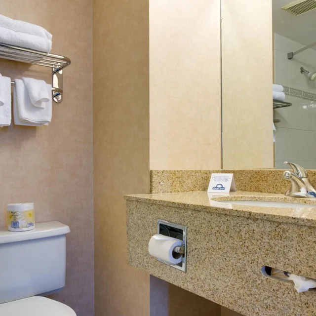 غرفة ديلوكس بسرير كينج وسريرين كوين، Days Inn by Wyndham Calgary South 7/7