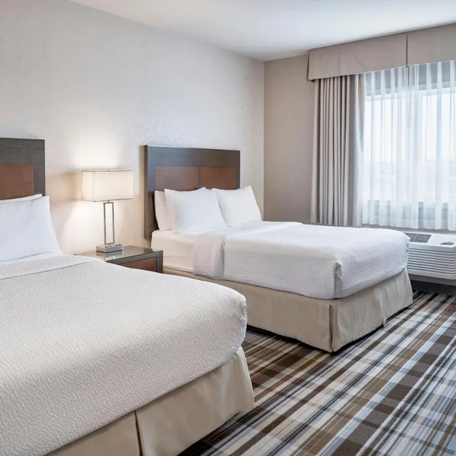 جناح بسريرين كوين بغرفة نوم واحدة مع أريكة بمطبخ، Fairfield Inn & Suites by Marriott Airdrie 1/1