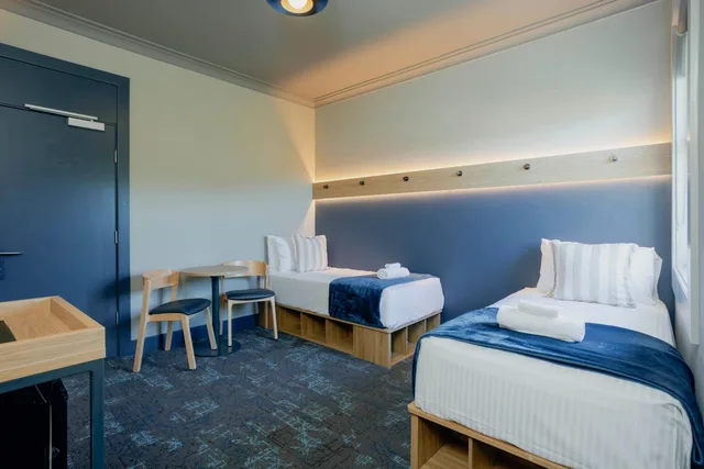 غرفة بسريرين منفصلين بحمام مشترك، HOTEL JESMOND 1/5