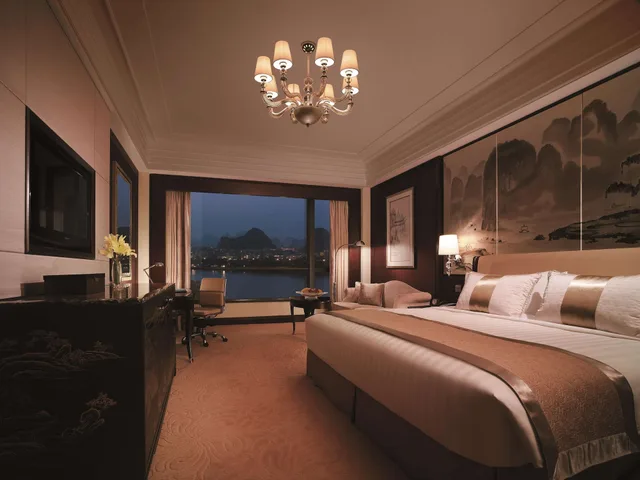 غرفة بسرير كينج بإطلالة على الجبل بشرفة، Shangri La Guilin 6/9