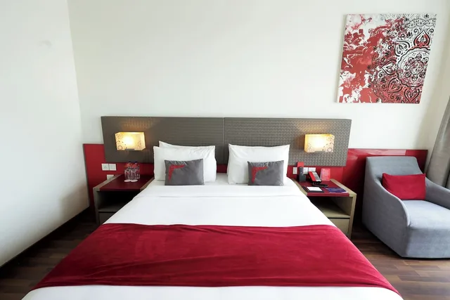 غرفة بسرير كوين للمدخنين، Ramada by Wyndham Lucknow Hotel and Convention Center 3/6