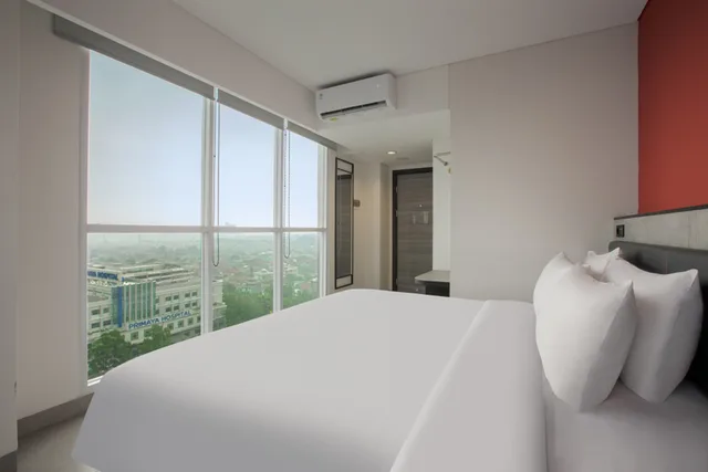 Smart, Hollywood, with View، Amaris Hotel Kalimalang - Bekasi 2/3