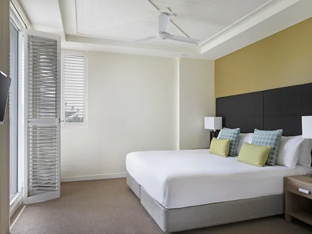 2 Bedrooms, Spa, Suite, King and Twin Beds, Pool View, Mantra on Salt Beach Kingscliff 1/6