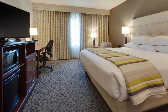 غرفة بسرير كينج، Drury Plaza Hotel Cape Girardeau Conference Center 1/3