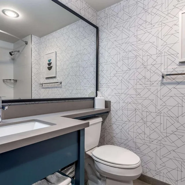 Junior Suite, King Bed, Clarion Hotel & Conference Centre Abbotsford - Fraser Valley 7/10