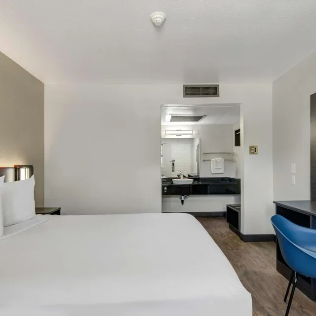 1 Queen Bed - ADA/RI Shower، Motel6 Lompoc, CA 8/10