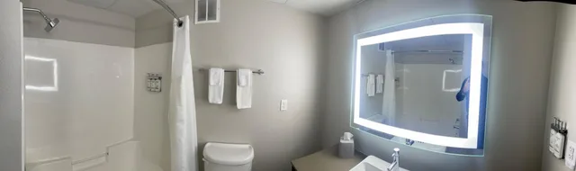 جناح بسرير كوين بغرفة نوم واحدة، Holiday Inn Express & Suites Marquette, an IHG Hotel 9/10