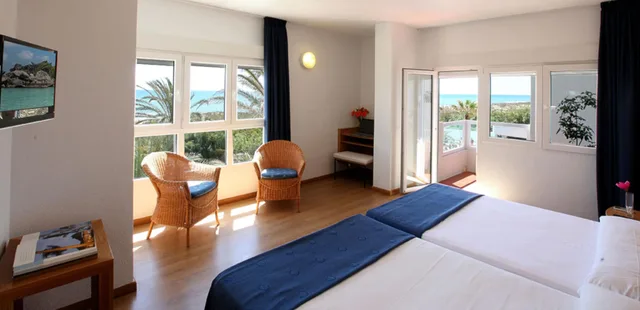 غرفة ثلاثية بسريرين مزدوجين، PLAYAS DE GUARDAMAR HOTEL 1/7