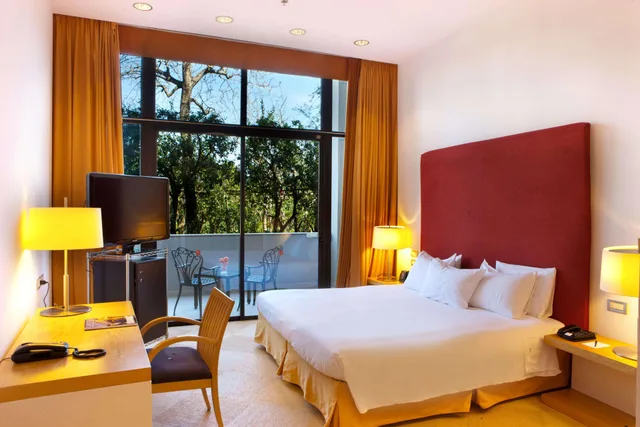 غرفة بسرير كينج بإطلالة على الحديقة، Hilton Sorrento Palace 1/3