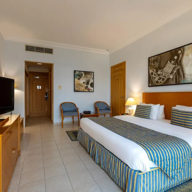 غرفة بسرير كينج بإطلالة على البحر، Azimut Hotel Khasab 3/6