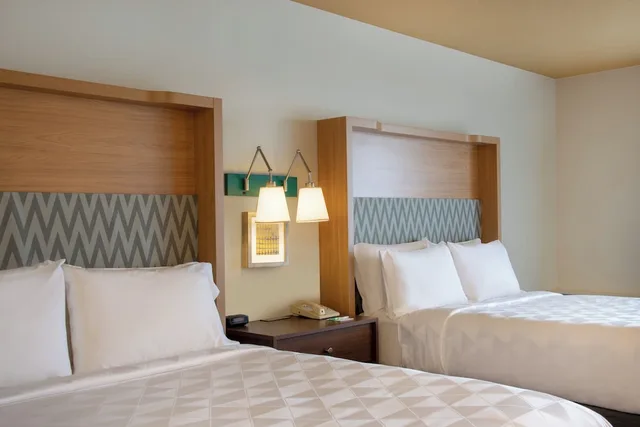 جناح بسريرين كوين بإطلالة على الجبل بشرفة، Holiday Inn Denver East Stapleton 2/3