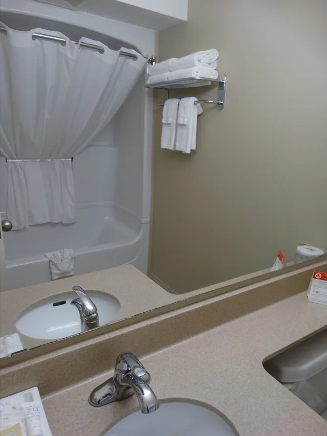 غرفة قياسية بسرير كوين، Amsterdam Inn & Suites Fredericton, an Ascend Collection Hotel 7/7