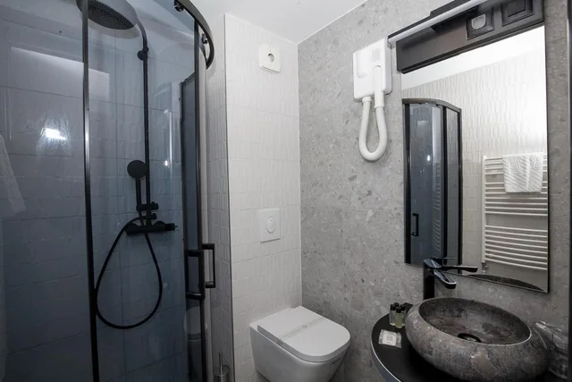 غرفة كومفورت بسرير كينج بإطلالة على البحر بشرفة، Bura 45 Boutique Hotel 4/5