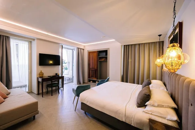1 Bedroom, Classic, Triple, 1 Queen and 1 Single Bed, City View, Accessible, Villa Paradiso 1/2