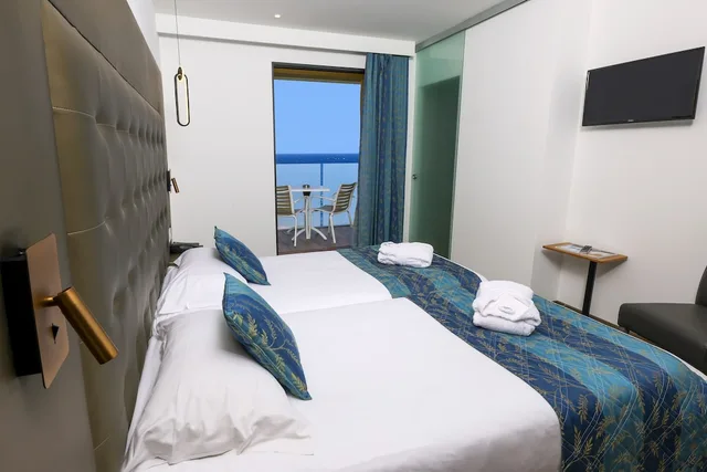 غرفة سوبيريور بسريرين منفصلين بإطلالة جزئية على البحر، Hotel Saint Christophe Calvi (ex Saint Christophe Corsica) 2/5