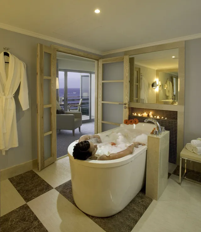 Junior Suite, Queen Bed, Pestana Carlton Madeira 7/10