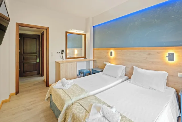 غرفة سوبيريور بسرير مزدوج أو سريرين منفصلين، Fiori Hotel 1/8