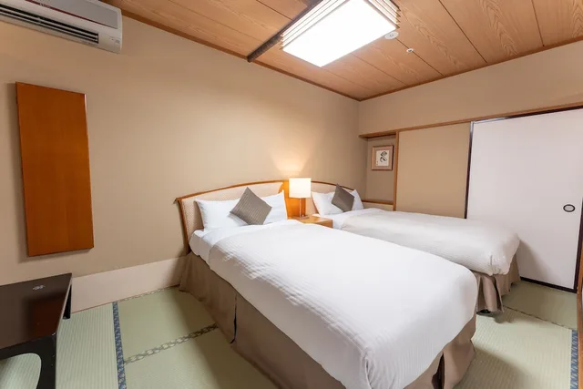 غرفة قياسية بسريرين منفصلين وفرشتي فوتون بأرضية تاتامي، Tateshina Grand Hotel Takinoyu 1/2