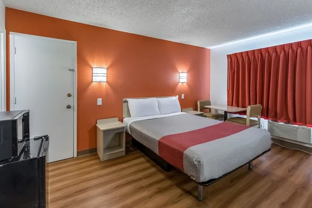 غرفة قياسية بسرير كوين للمدخنين، Motel6 Beaverton, OR 3/7