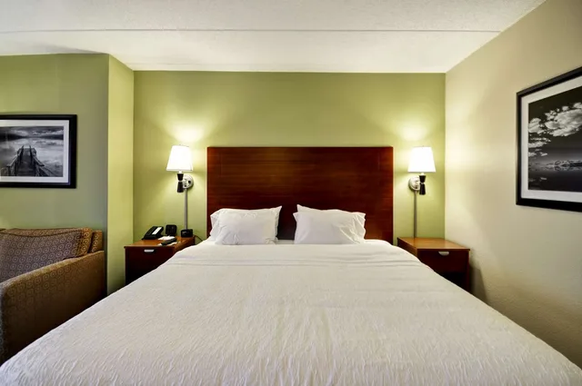Study, King Bed, Sofa، Hampton Inn Chicago/Gurnee 1/6