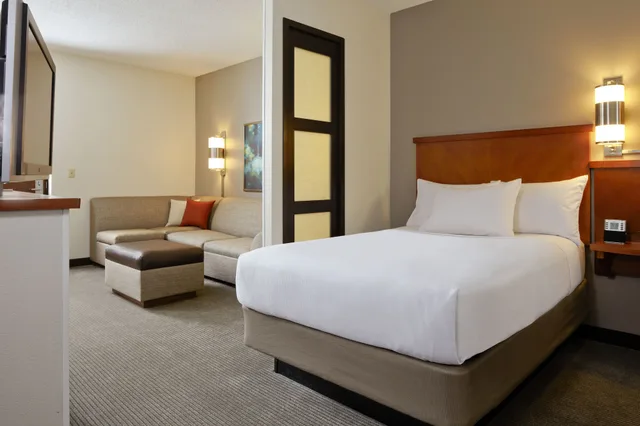 غرفة بسرير كينج مع أريكة، Hyatt Place Across from Universal Orlando Resort 3/5