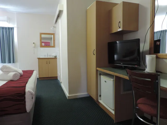 Motel, Deluxe, 1 Queen and 1 Single Bed, O'SHEA'S ROYAL HOTEL 3/5