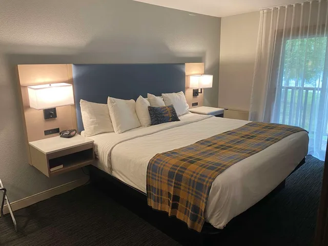Room, Queen Bed, with View, Accessible, Best Western Lake Lucille Inn 2/4