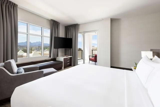 جناح بسرير كينج بشرفة، Doubletree By Hilton Tucson Downtown Convention Center 1/3