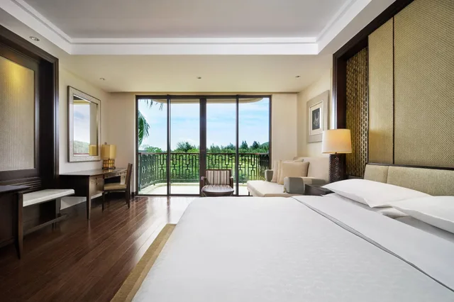 غرفة ديلوكس بسرير كينج بشرفة، Sheraton Shenzhou Peninsula Resort Wanning Hainan 1/5
