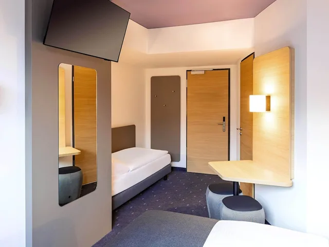 غرفة ثلاثية بسرير كوين وسرير فردي، B&B Hotel Monchengladbach 3/5