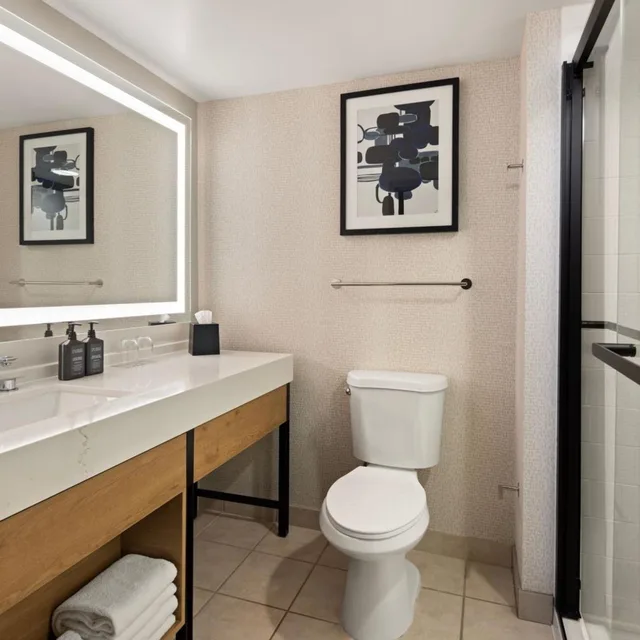 Guest Room, 2 Queen Beds, Club Floor, High Floor، SHERATON OVERLAND PARK HOTEL AT THE CONVENTION CENTER 4/8