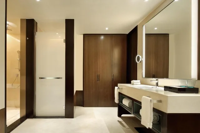 Guest Room, King Bed, Old Town View, Balcony، FOUR POINTS BY SHERATON CHENGDU 3/3