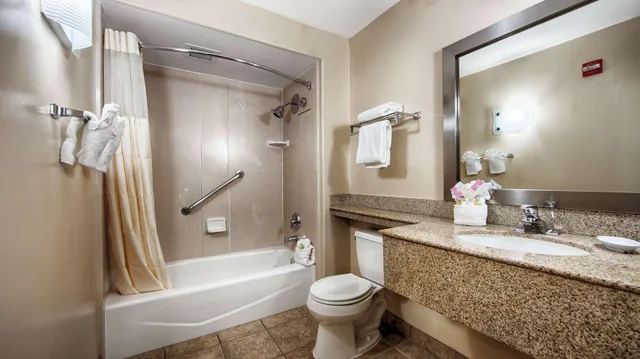 غرفة، Best Western Plus Capitola By the Sea Inn Suites 7/10