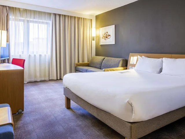 Standard, Queen Bed, Sofa, Novotel Southampton 4/10