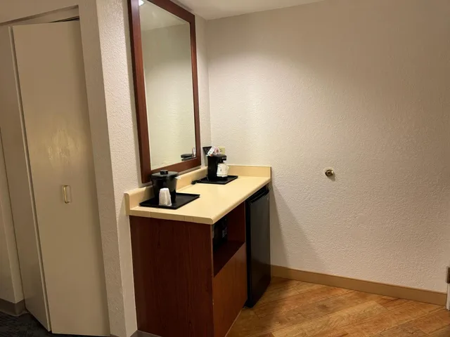 جناح تنفيذي بسرير كينج مع أريكة، La Quinta Inn & Suites by Wyndham Bannockburn-Deerfield 8/8
