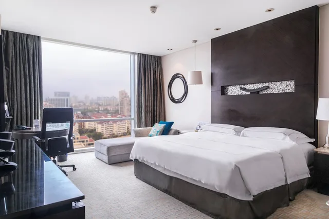 غرفة كلاسيكية بسرير كينج بإطلالة على المدينة مع دخول صالة النادي، INTERCONTINENTAL QINGDAO 4/6