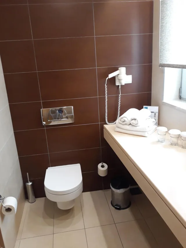 غرفة بسريرين منفصلين بإطلالة على البحر، El Greco Hotel 4/5