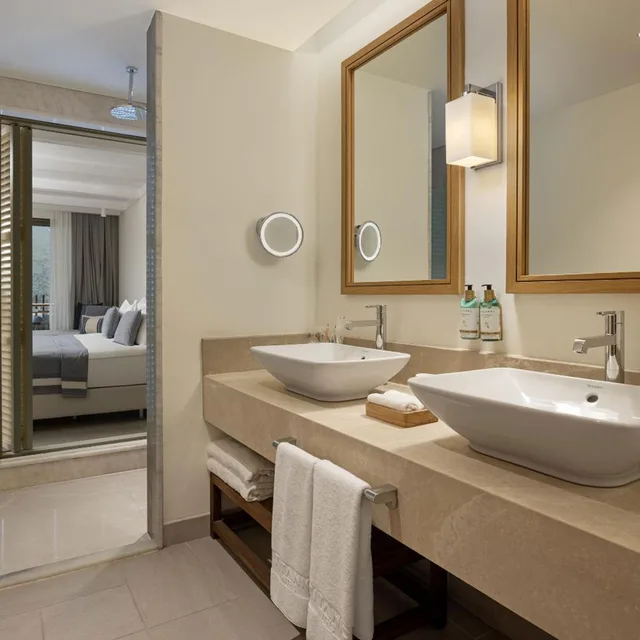 غرفة سوبيريور بسرير كينج بإطلالة على البحر، Titanic Luxury Collection Bodrum 4/6