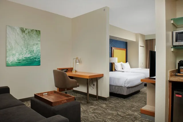 جناح بسريرين مزدوجين مع سرير سحّاب إضافي مع أريكة بحوض استحمام لذوي الإعاقة، SpringHill Suites by Marriott Baton Rouge North/Airport 4/7