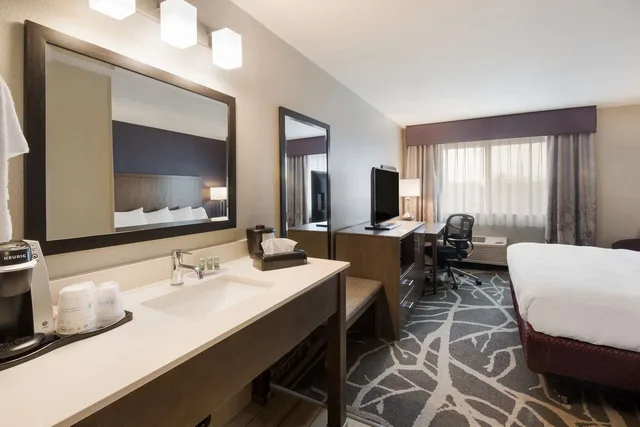 Room, King Bed, Bathtub, Accessible, Best Western Mcminnville Inn 4/4